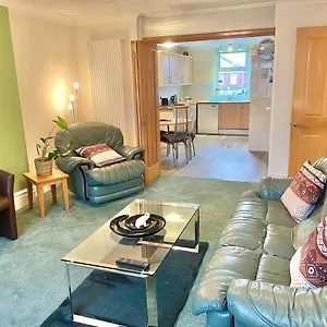 Spacious Four Bed With Parking - Bournemouth