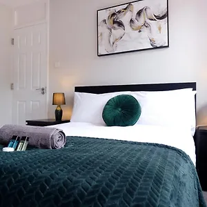 https://luxury-4-bedroom-home-with-3-bathrooms-and-patio.cambridgehotelsuk.com