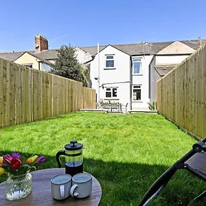 https://luxury-central-city-centre-townhouse-with-garden.cardiffhotelswales.com