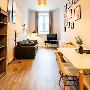https://converted-chapel-king-bed-sleeps-4-9.cardiffhotelswales.com